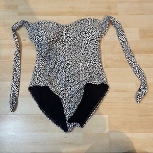 Nip Tuck Australia women’s black & white halter ‎ swimsuit in size 6